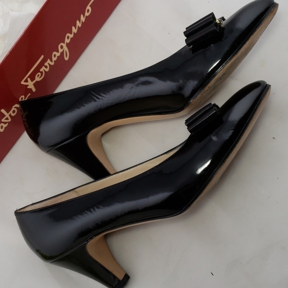 FERRAGAMO Black Patent Leather Pumps EUC in Box - Picture 6 of 13
